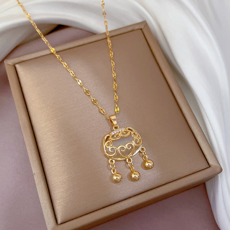 Collar con colgante de cerradura de longevidad de acero de titanio con incrustaciones de jade Hetian simulado y detalle de borla para mujer