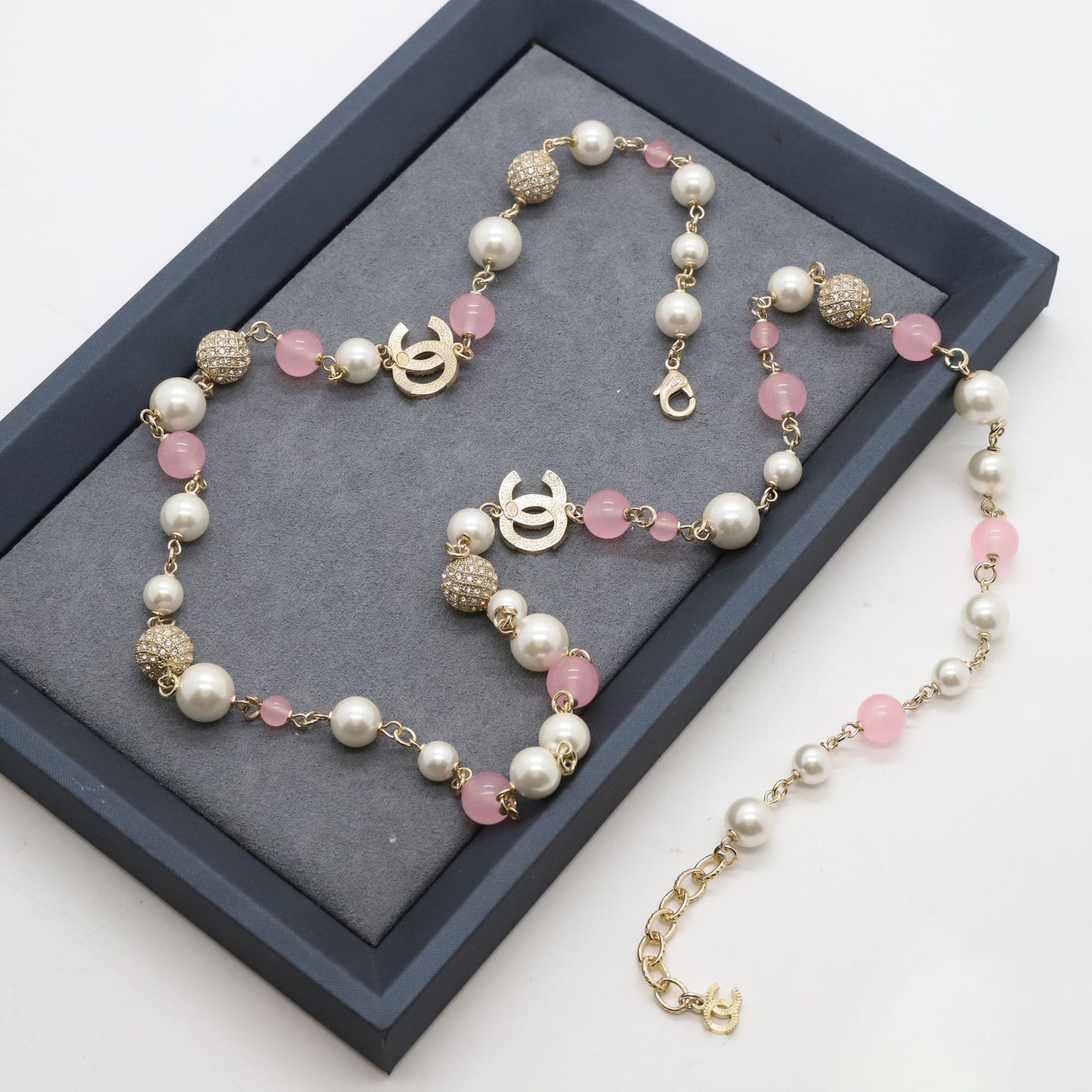 Elegante Collana da Donna con Ciondolo a Sfera in Cristallo, Perle e Lettera Placcata