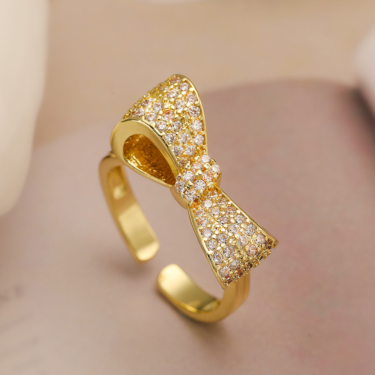 Anello alla moda in rame delicato placcato oro 18 carati con fiocco in zirconia micro-pavé per donna
