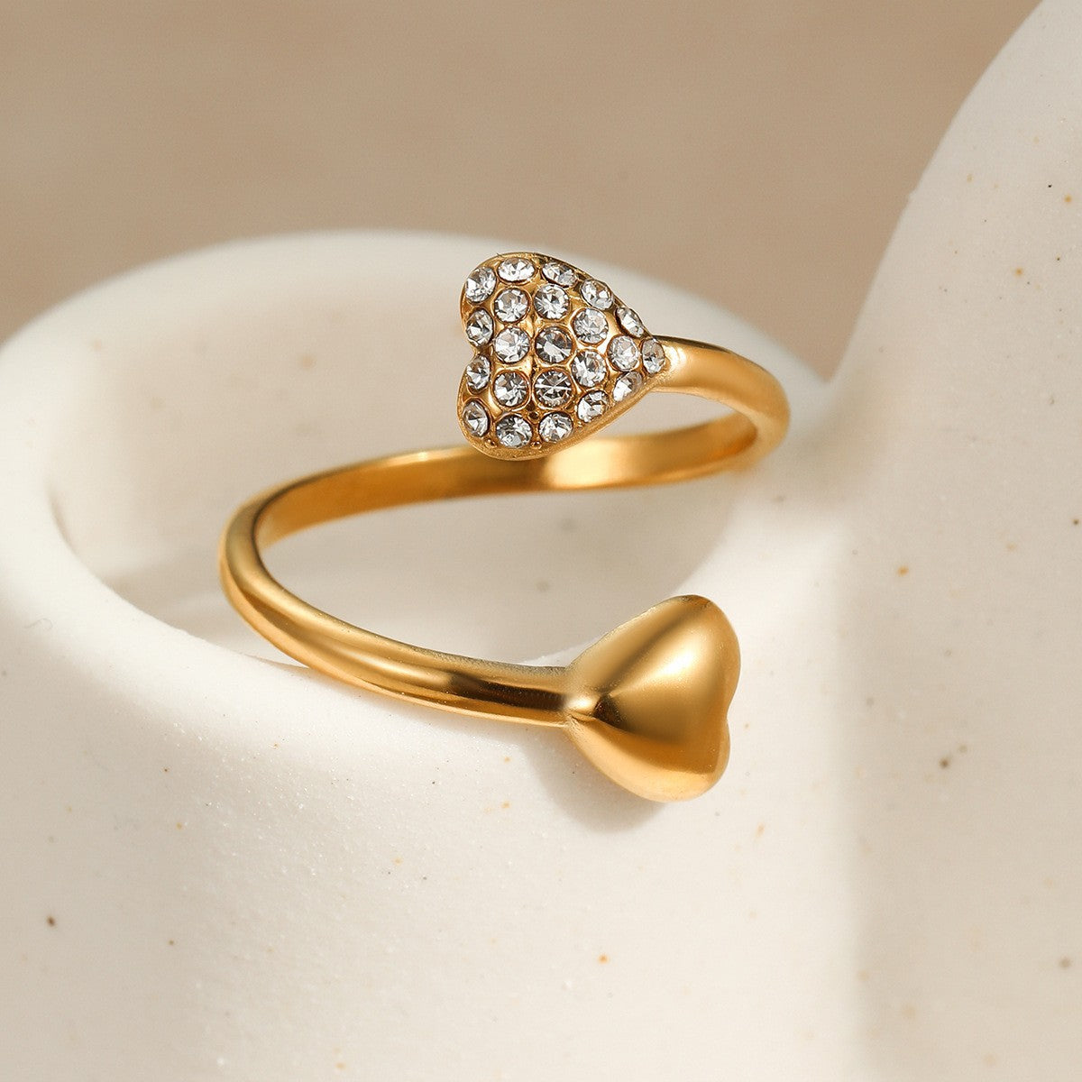 Anillo minimalista de lujo de acero de titanio con circonita, gota y banda abierta en forma de corazón para mujer