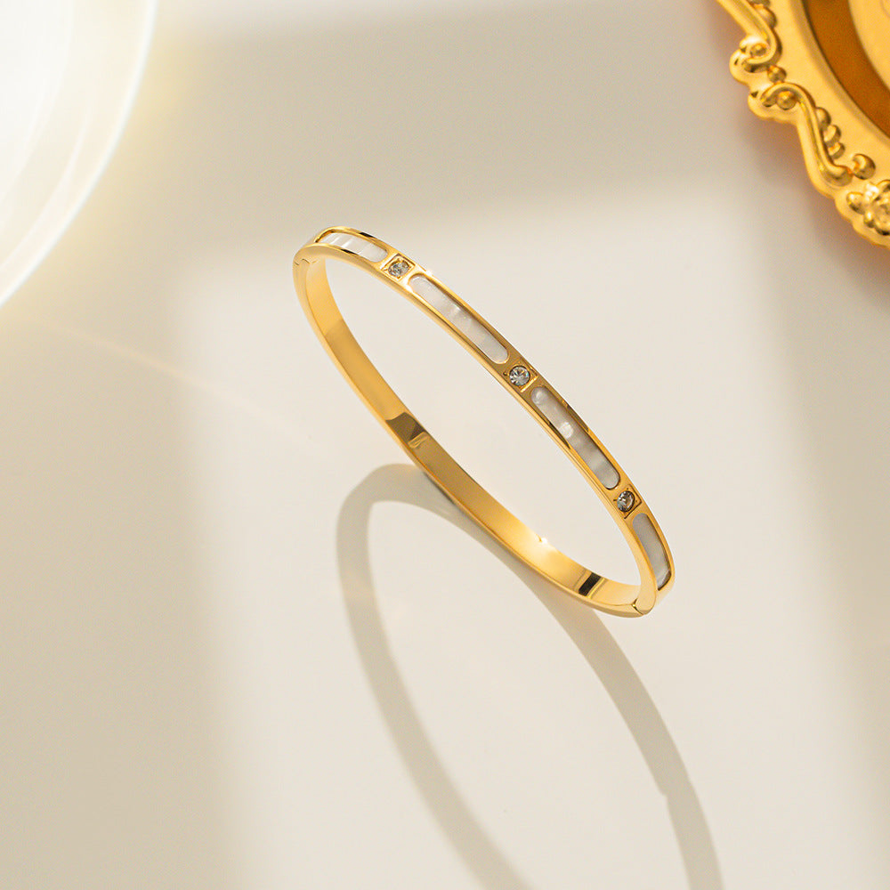Bracciale minimalist in acciaio al titanio placcato oro rosa da donna con intarsio in conchiglia bianca e strass