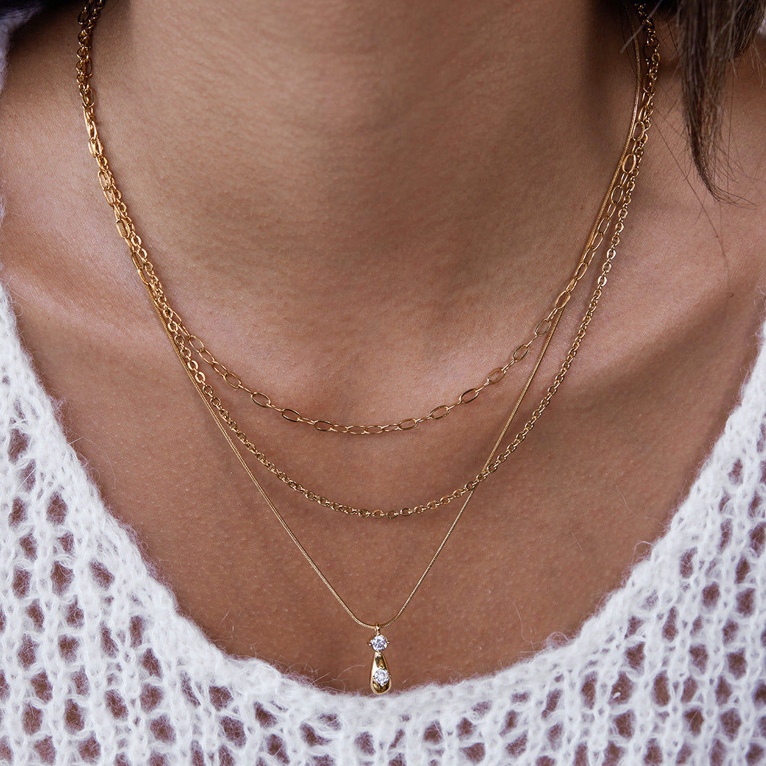 Collana da donna con ciondolo a tre strati in zirconi, in acciaio al titanio stile geometrico e finitura placcata