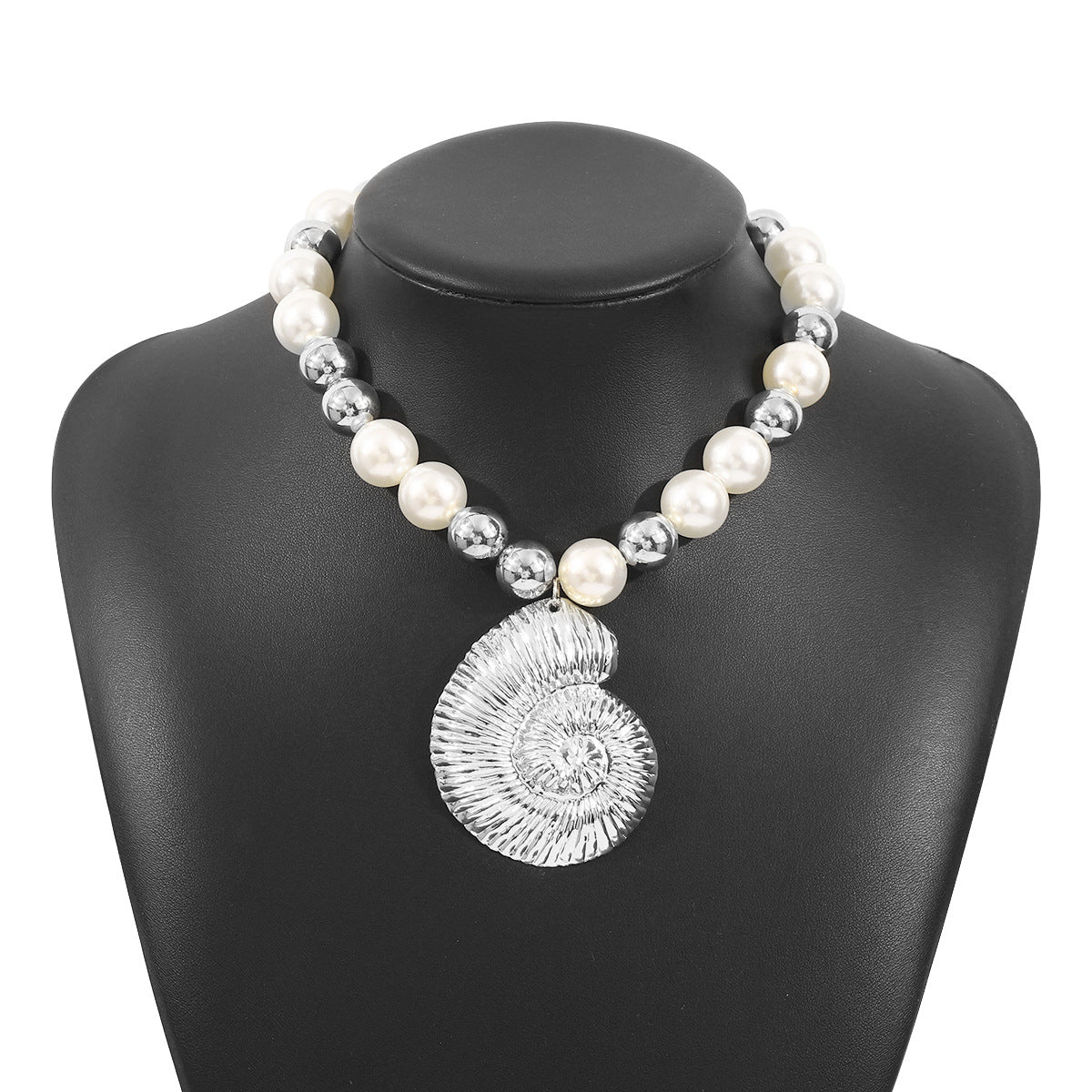 Collar con Colgante de Concha Marina Hueca Exagerada en Aleación con Perlas de Imitación en Cadena de Perlas para Mujer