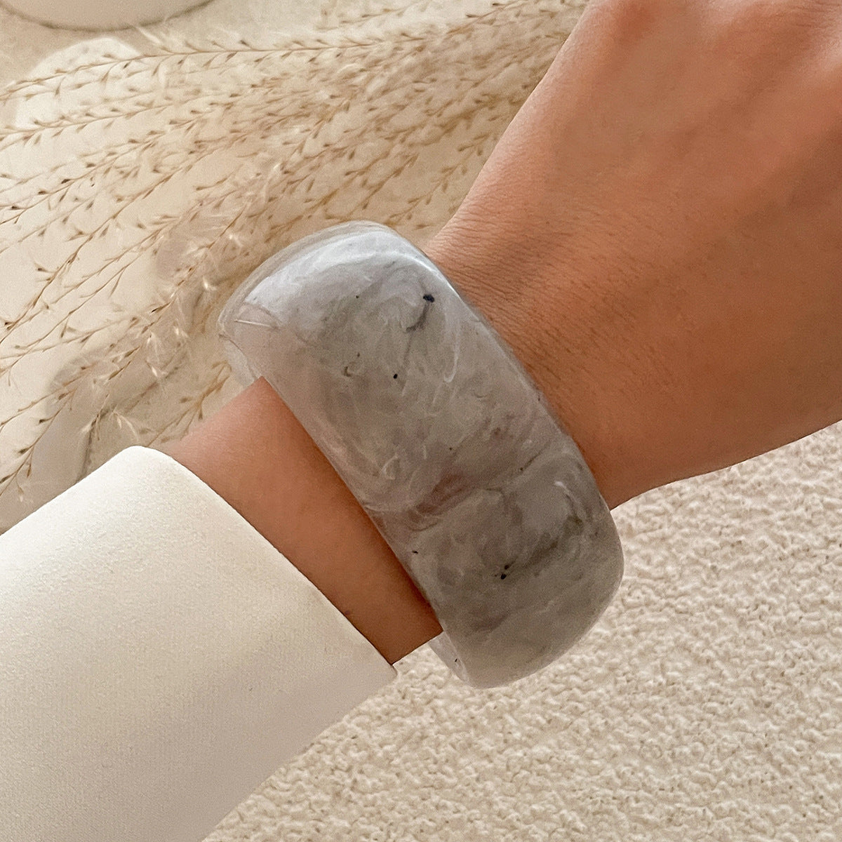 Pulsera de acrílico translúcido con gradiente estilo Instagram para mujer con banda ancha redonda asimétrica irregular