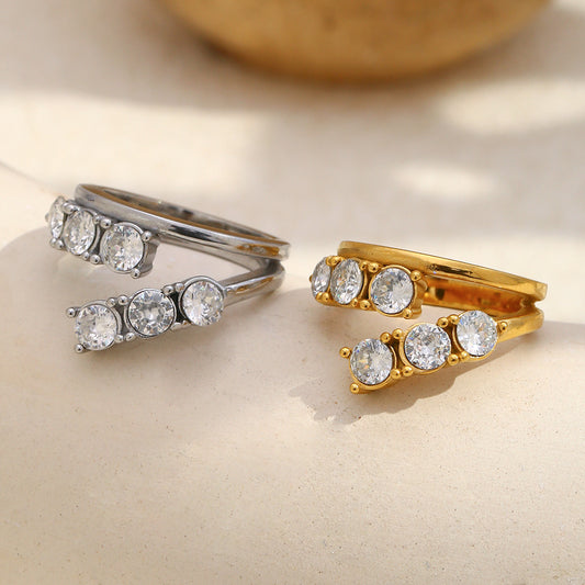 Anello minimalista di lusso in acciaio inossidabile geometrico con placcatura sottovuoto in oro 18 carati e zirconi a doppio strato