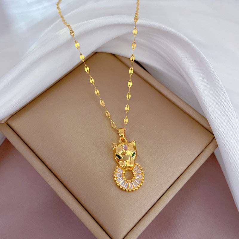 Collana con Pendente Minimalista a Testa di Leopardo in Acciaio al Titanio con Intarsio di Strass, Design Geometrico per Donna e Uomo