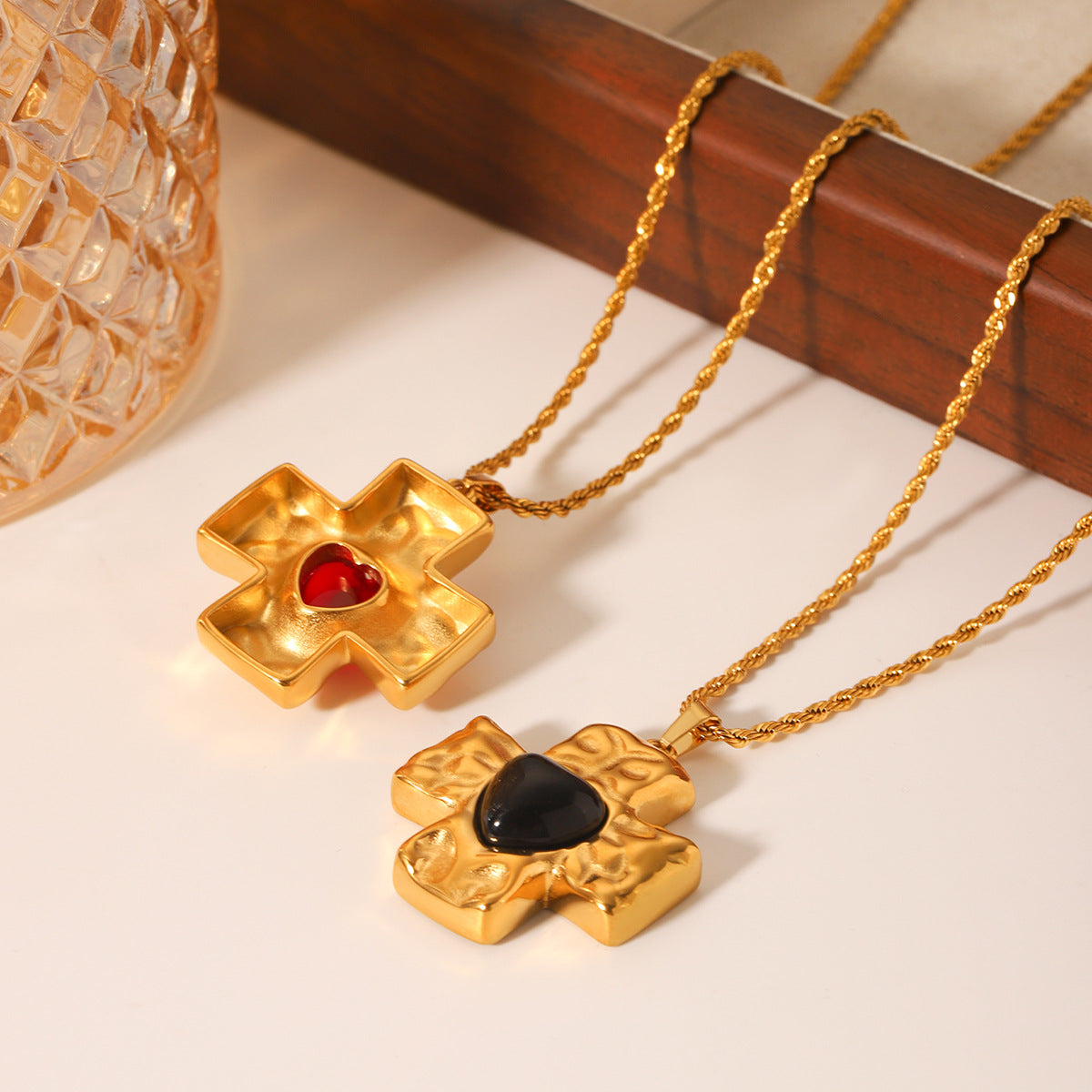 Collana con Pendente Minimalista a Croce e Cuore in Acciaio Inox con Texture Martellata, Intarsio di Strass e Catena Ritorta da Donna