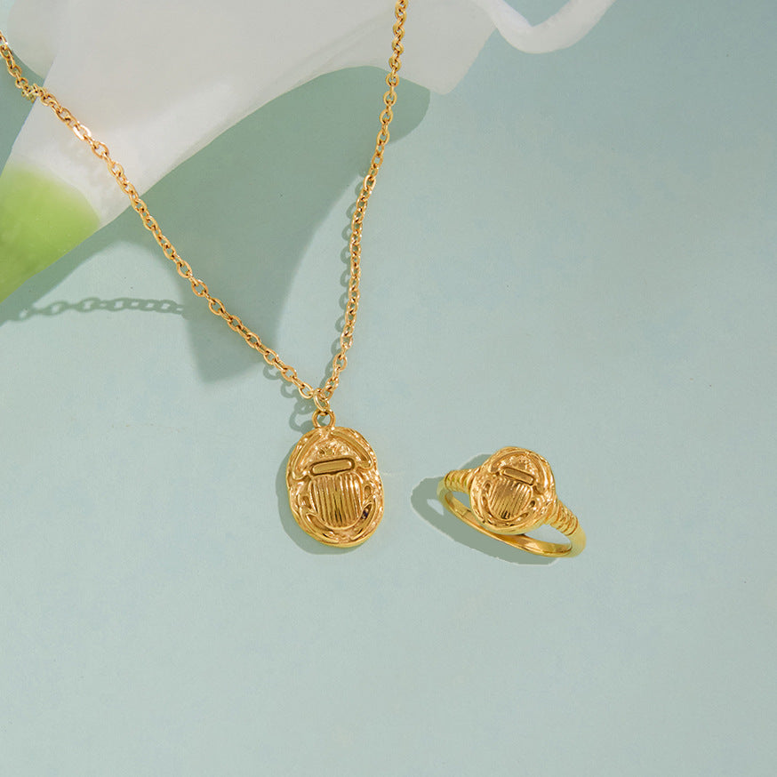 Anillo de acero titanio con forma de mariquita vintage y acabado chapado para mujer