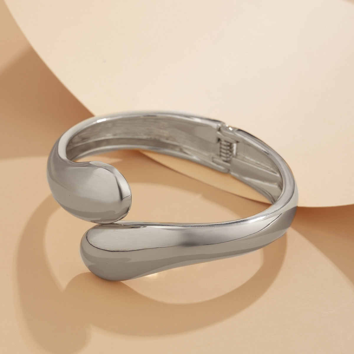 Pulsera de metal texturizada con diseño geométrico, acabado pulido y diseño abierto ajustable para mujer