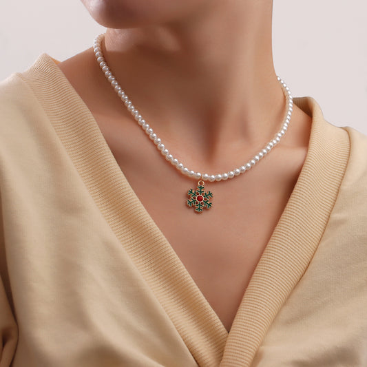 Collar con colgante de copo de nieve geométrico minimalista con acabado esmaltado y cadena de perlas para mujer