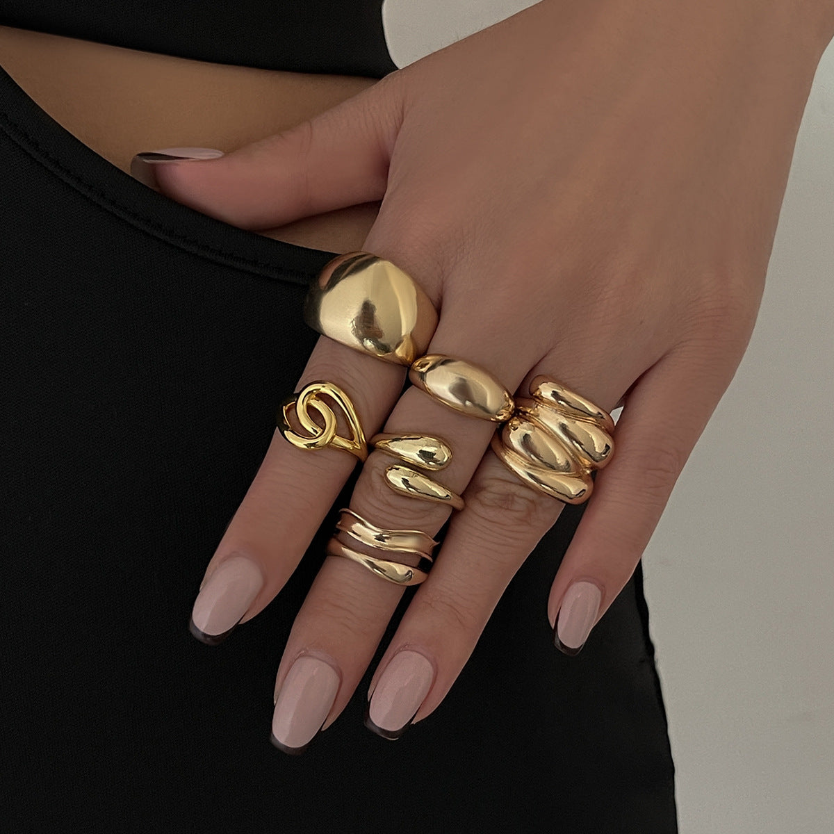 Anello Aperto Minimalista Geometrico in Lega con Design a Linea Fluida e Finitura Placcata da Donna