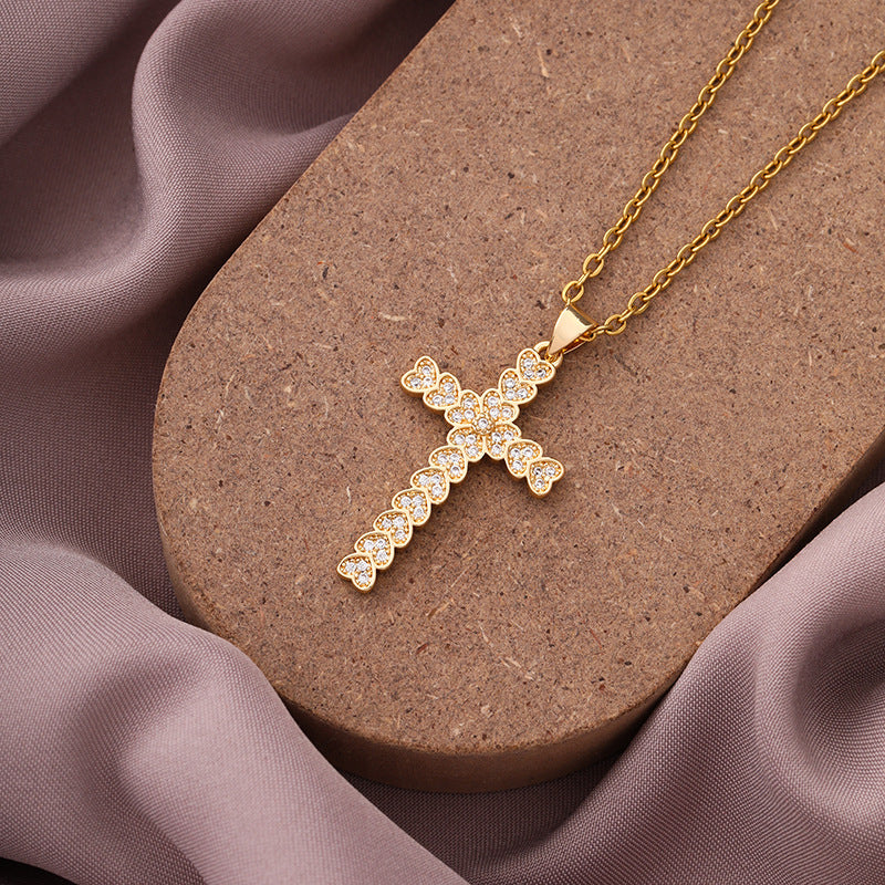 Collana con ciondolo a croce minimalista in rame con placcatura in oro e zirconi micropavé su catena a O