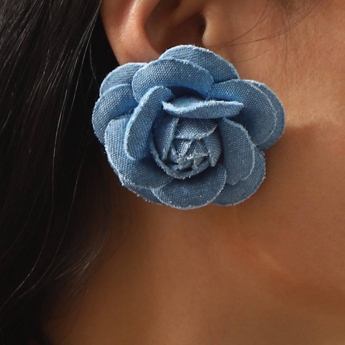 Elegante Collana Girocollo Floreale in Denim Blu da Donna con Fiocco in Velluto e Perle in Legno