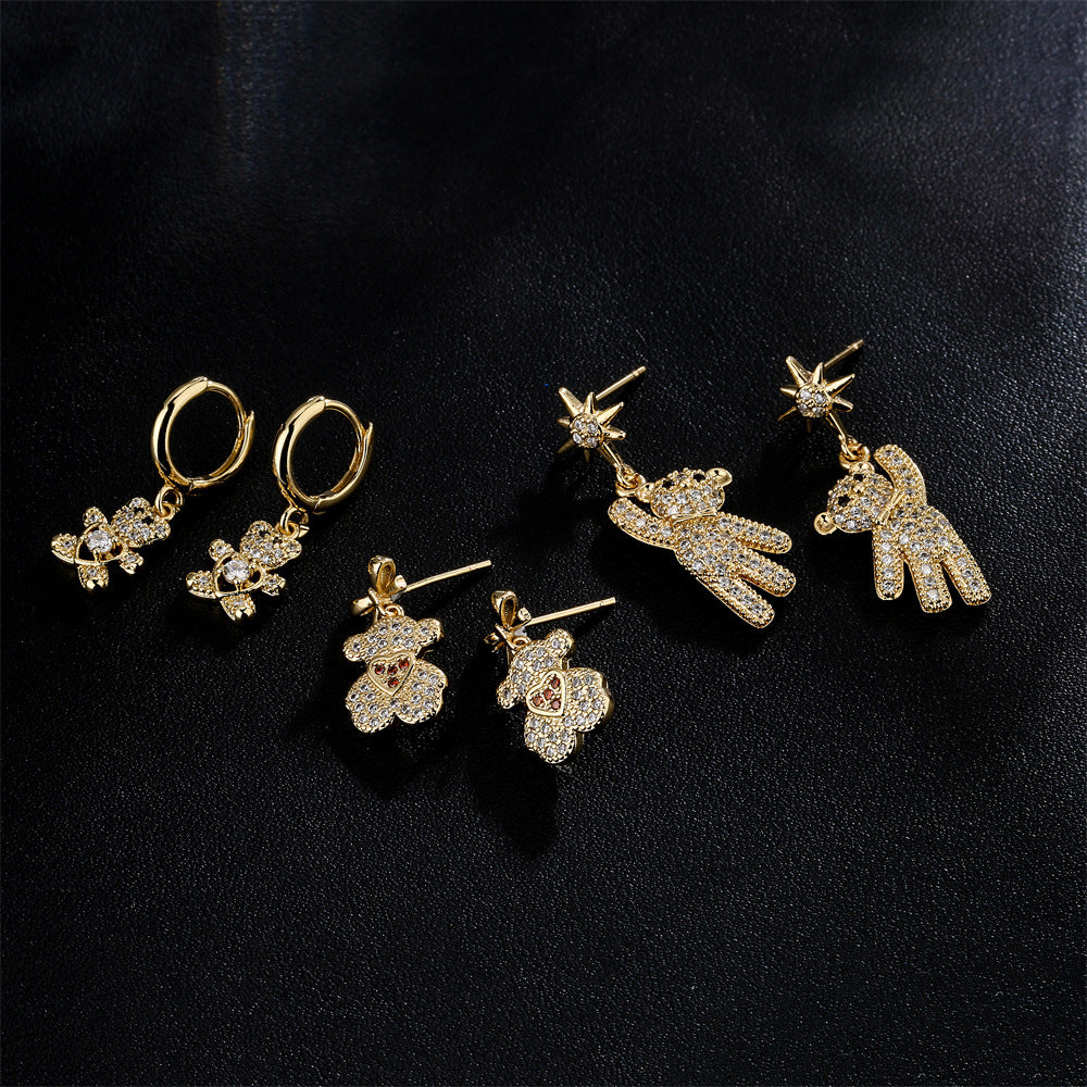 Orecchini a perno a forma di orso minimalisti e moderni in rame con zirconia micro-pavé e placcatura in oro 18K