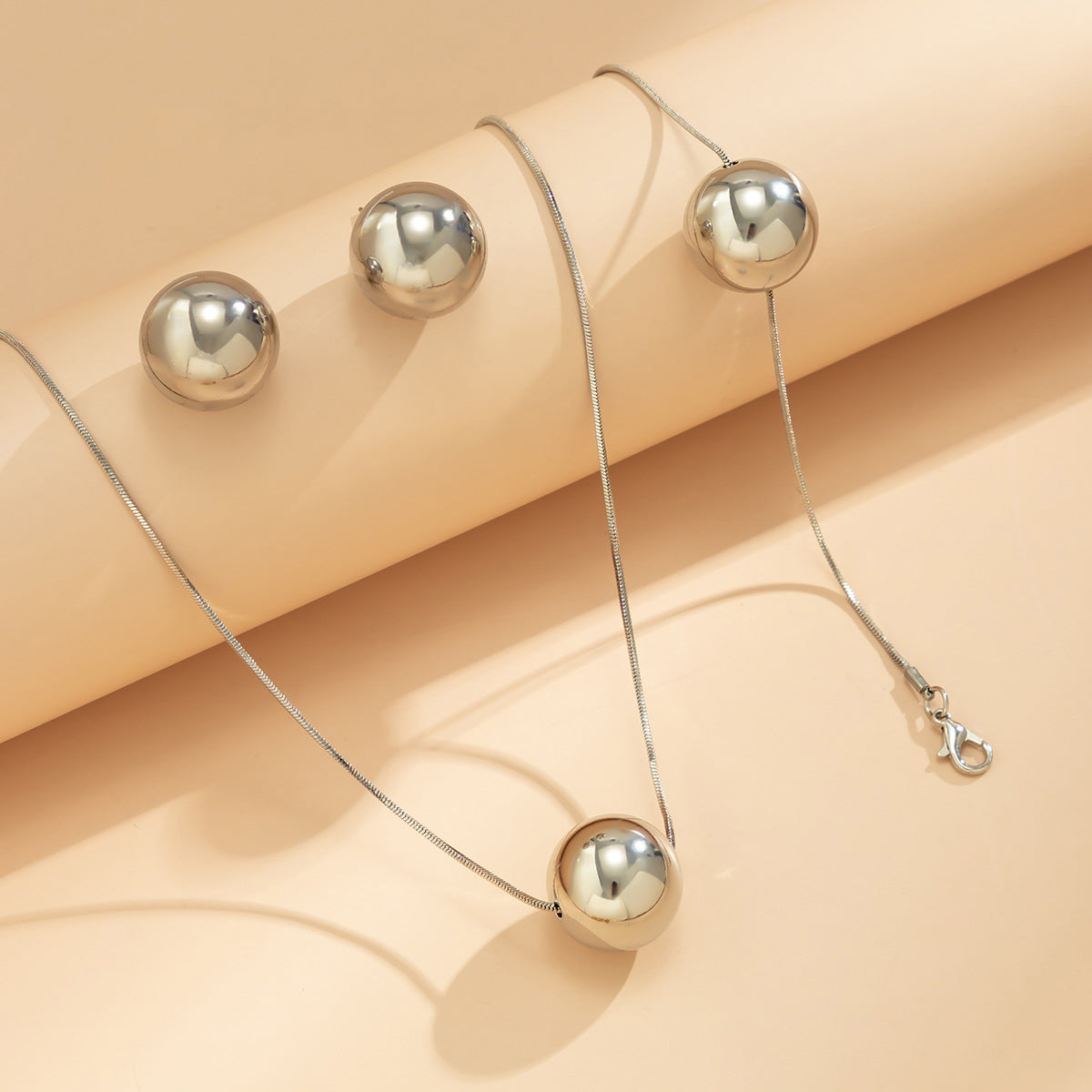 Collana con ciondolo a sfera rotonda geometrica punk con catena a serpente in metallo placcato per donna