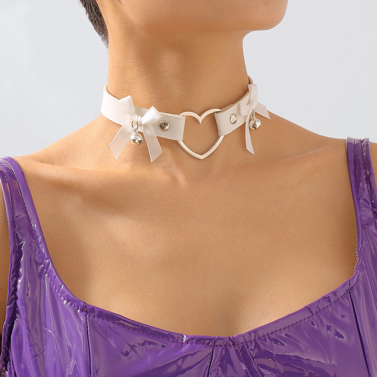 Collar Gargantilla Corazón Geométrico Dulce y Atrevido con Diseño de Lazo en Cuero PU y Aleación con Acabado Artesanal