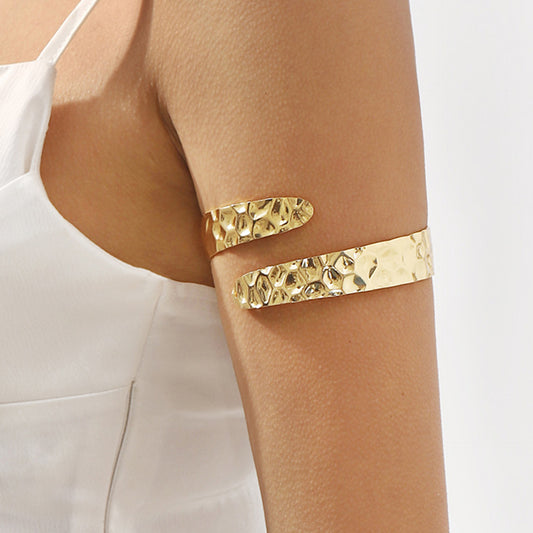 Bracciale Rigido in Ferro Elettroplaccato a Onda Minimalista con Texture, Design Aperto Regolabile