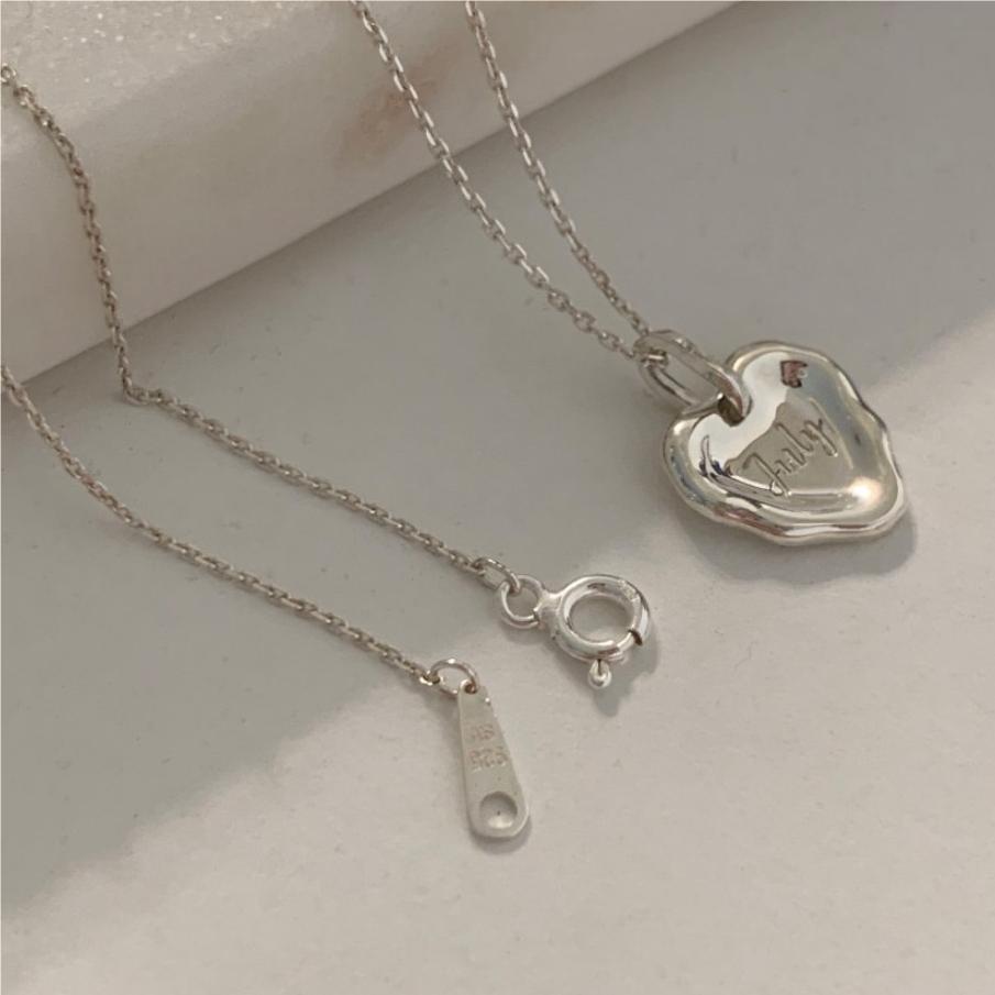 Collar minimalista con colgante de corazón irregular de plata de ley 925 con baño de oro arena en cadena de cuentas