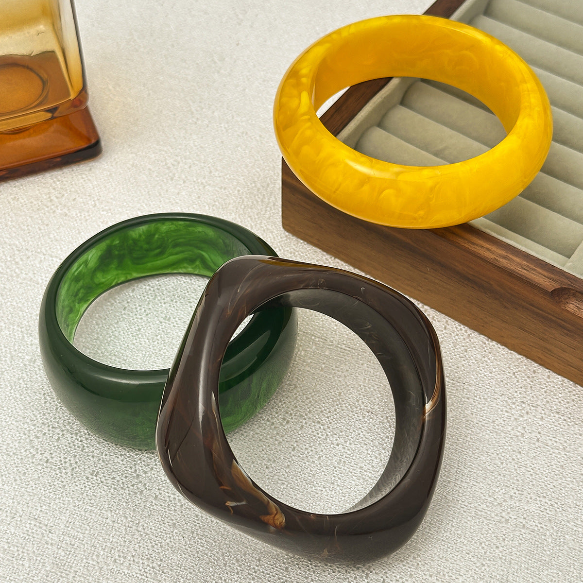 Bracciale a Polsino Largo Geometrico Minimalista in Resina con Finitura Artigianale da Donna