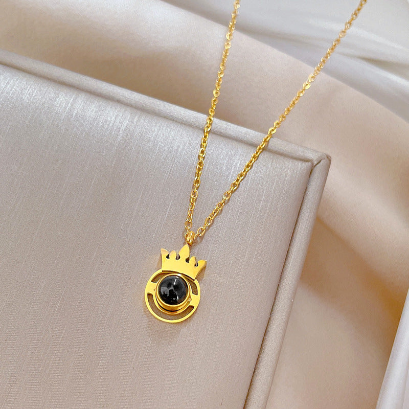 Collar con colgante de corona minimalista de acero de titanio con chapado en oro para mujeres y hombres, joyería con cadena y medallón de forma geométrica