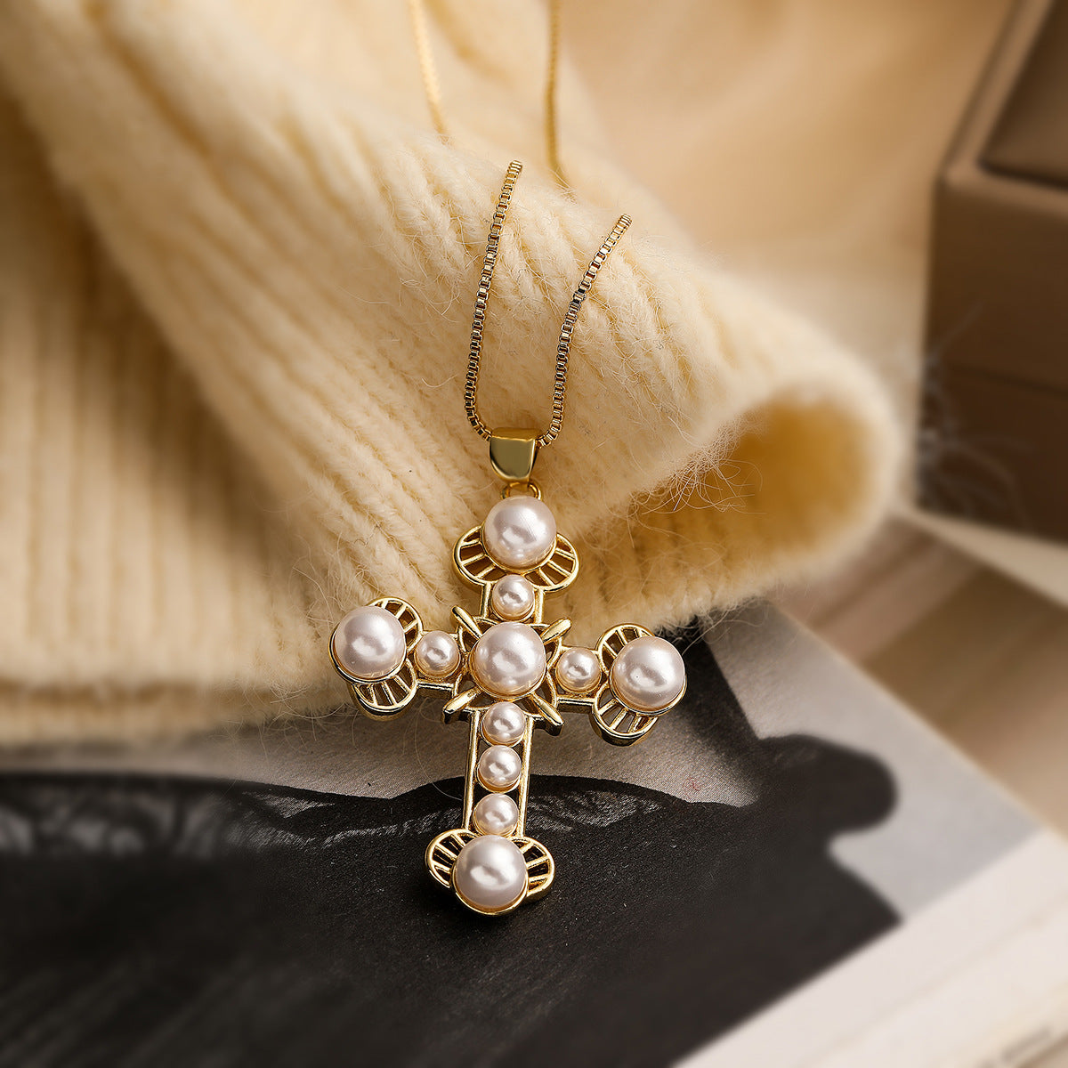 Collana Pendente a Croce Minimalista da Donna con Base in Rame Placcato Oro e Intarsio di Zirconi