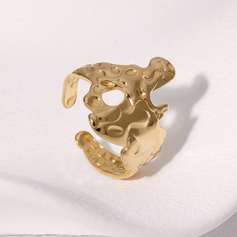Anello da donna in acciaio inossidabile asimmetrico irregolare d'ispirazione barocca con finitura placcata