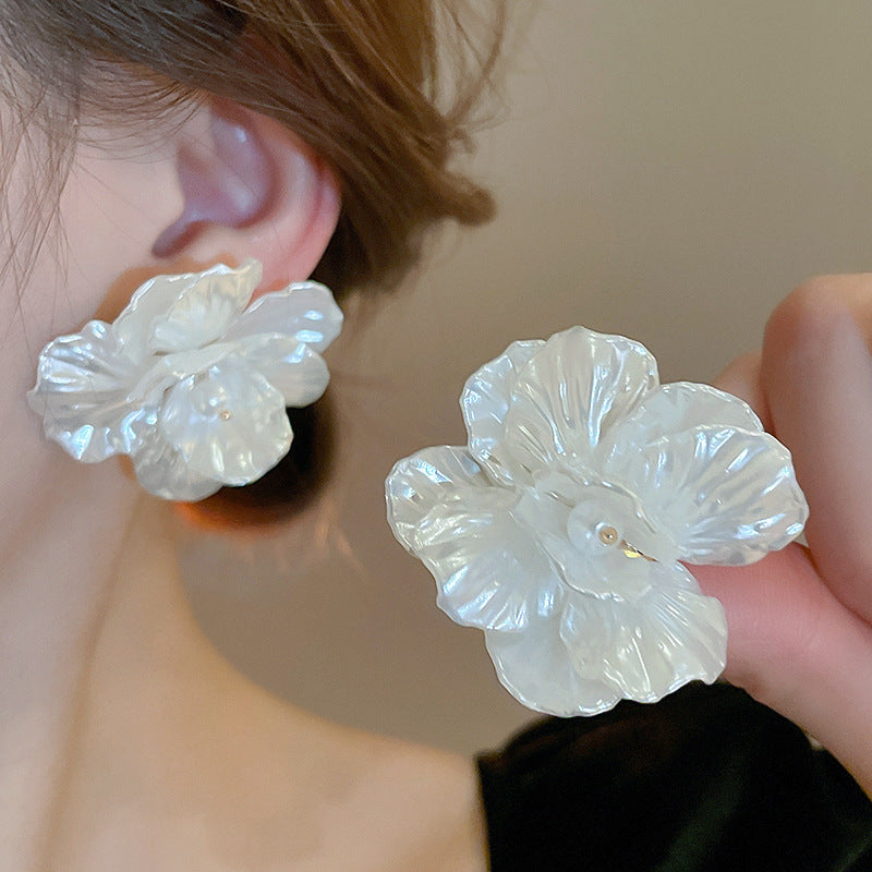 Orecchini a perno con perle dolci, eleganti e floreali per donna con perni in argento sterling 925