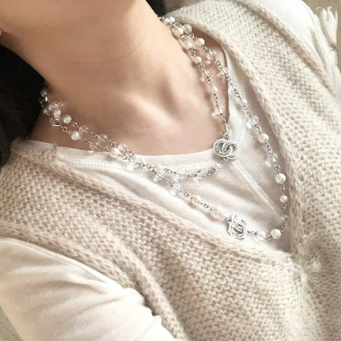 Collana da donna lussuosa ed elegante con lettera in strass e perle acriliche