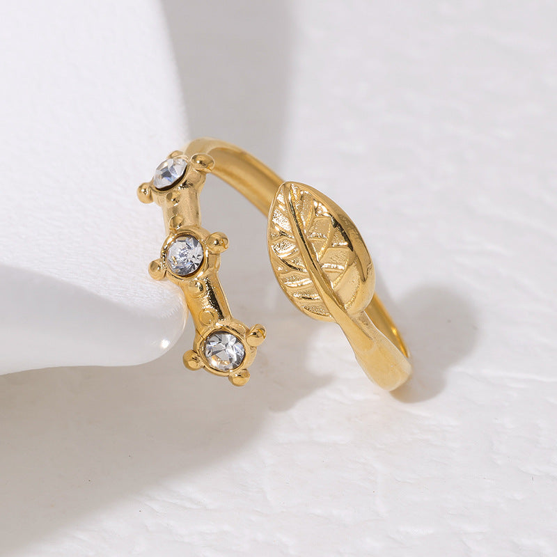 Anillo Minimalista con Diseño de Hoja de Acero de Titanio con Incrustaciones de Pedrería y Baño de Oro de 18K para Mujer