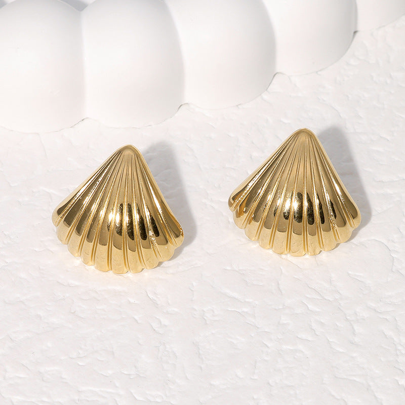 Pendientes de tuerca minimalistas de acero de titanio con forma de concha para mujer con chapado en oro de 18 quilates