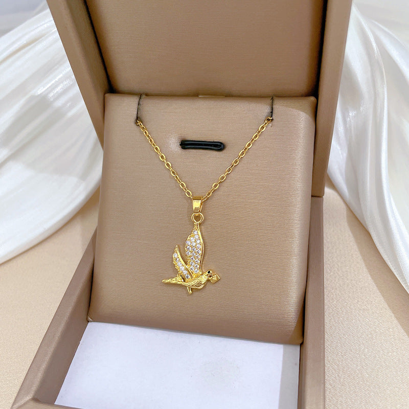 Elegante Collana con Ciondolo a Nido di Rondine in Acciaio al Titanio da Donna con Intarsio Completo di Strass, Design Geometrico, Leggera, con Catenina a Medaglione