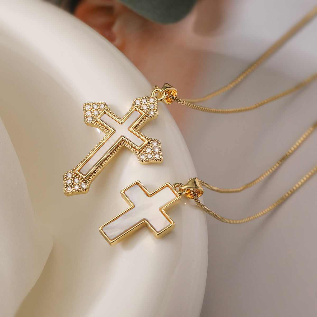 Collana con Ciondolo a Croce Minimalista da Donna in Rame con Placcatura in Oro 18 carati e Intarsio in Abalone Bianco