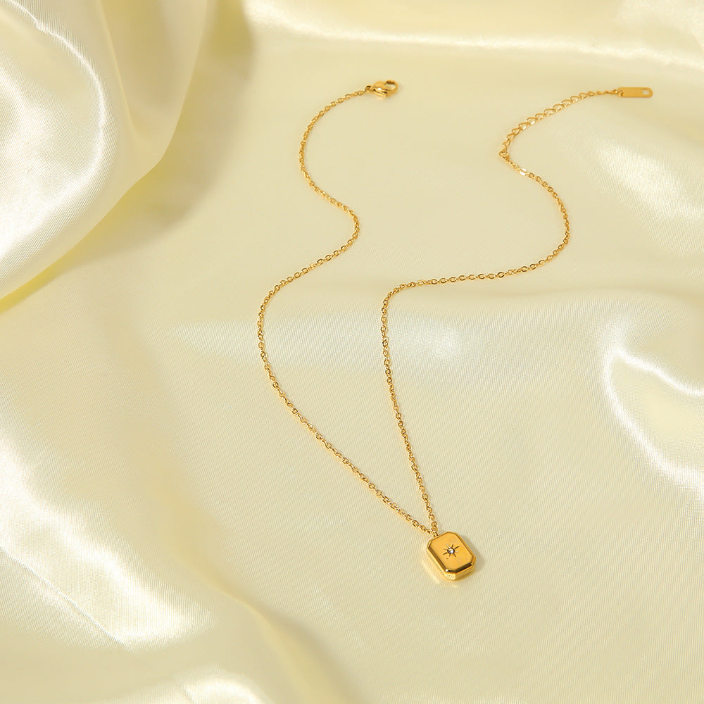 Collana con pendente a ottagramma geometrico in acciaio al titanio placcato oro 18 carati da donna