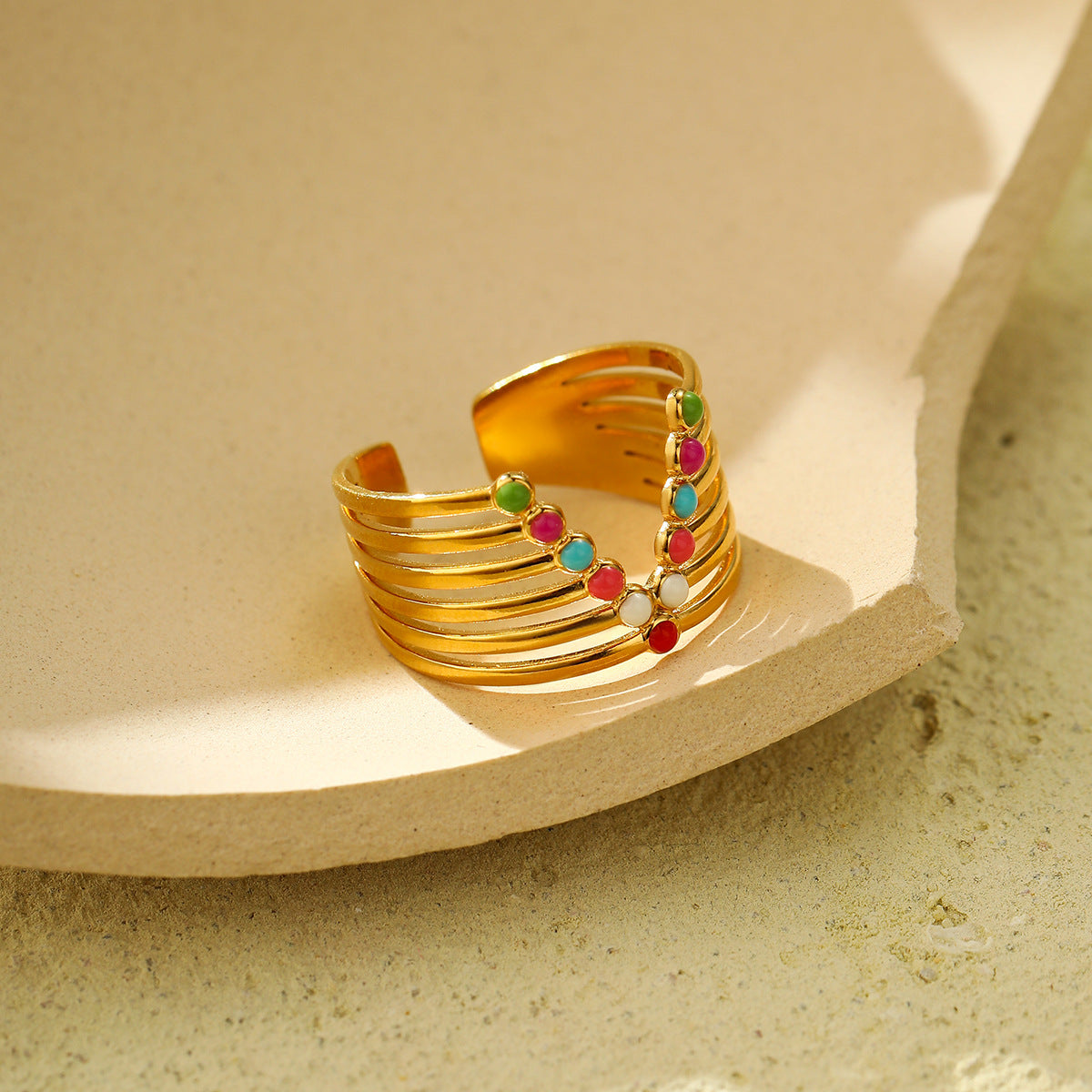 Anello aperto da donna placcato oro 18 carati in acciaio inossidabile con smalto colorato e motivo geometrico leggero