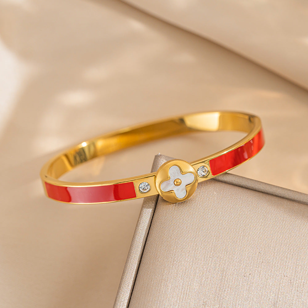 Bracciale Minimalista di Lusso in Acciaio al Titanio con Ciondolo a Quadrifoglio in Madreperla e Finitura Elettroplaccata