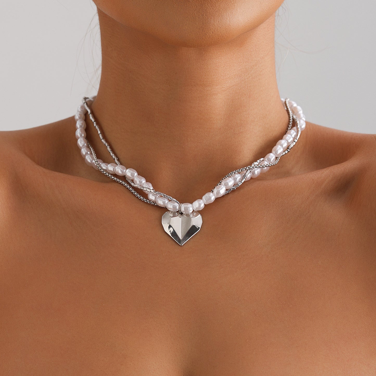 Sweet and Edgy Heart-Shaped Geometric Alloy Pendant Clavicle Necklace with Plated Finish Fashion Layered Necklace for Women