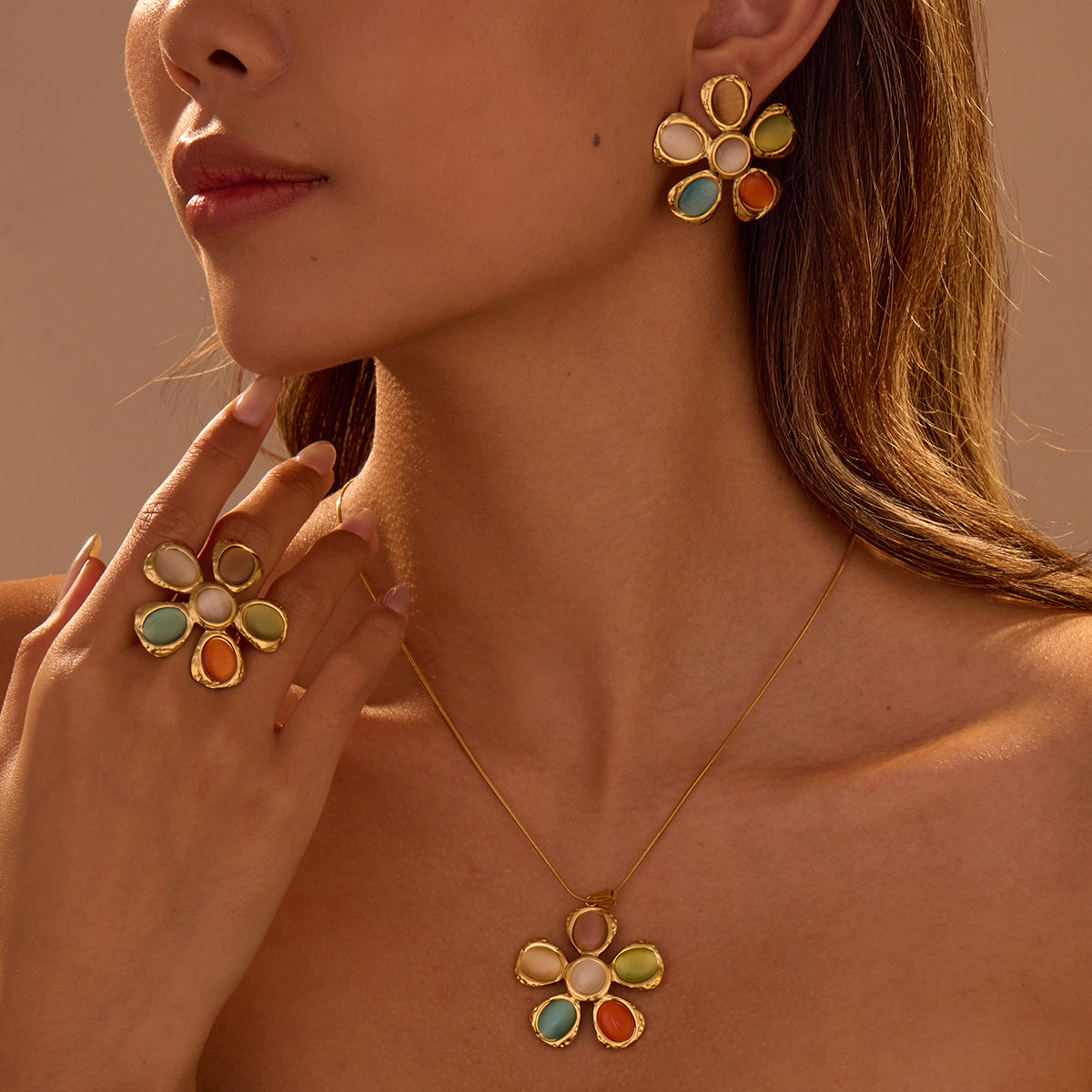 Orecchini a forma di fiore con texture martellata stile Instagram vintage in acciaio inossidabile con placcatura in oro 18 carati e dettagli in pietra occhio di gatto