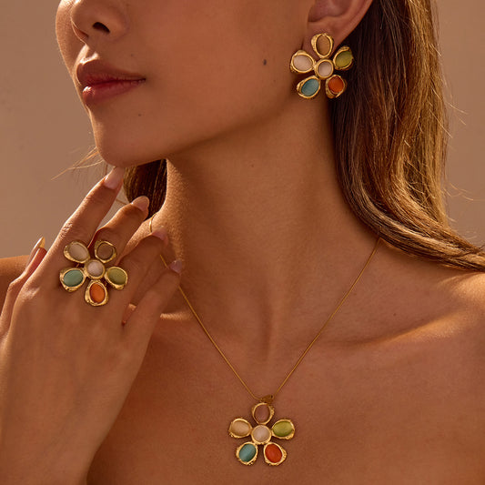 Orecchini a forma di fiore con texture martellata stile Instagram vintage in acciaio inossidabile con placcatura in oro 18 carati e dettagli in pietra occhio di gatto