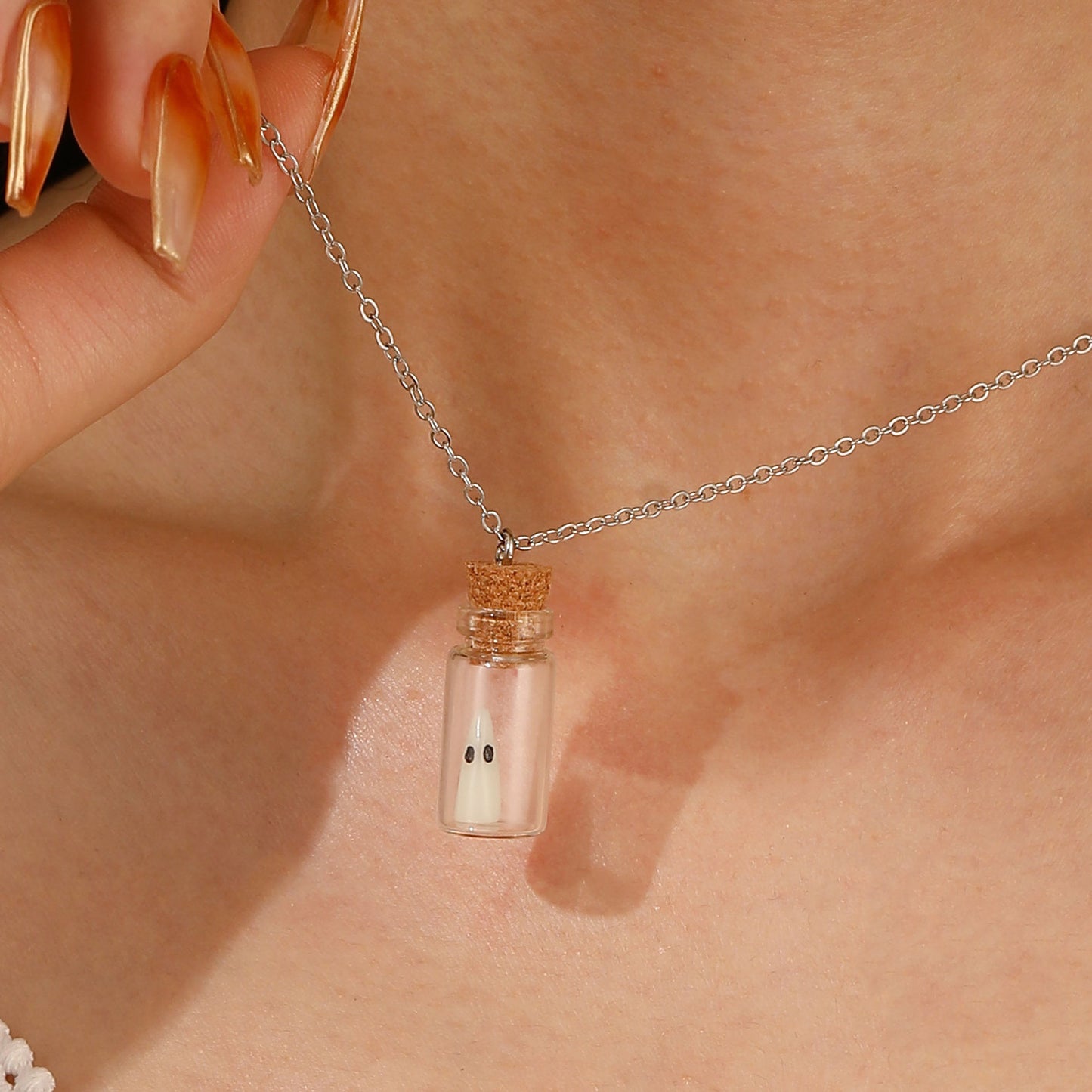 Collar con colgante de fantasma que brilla en la oscuridad para la noche de Halloween, dije de resina y acrílico en cadena de clavícula ajustable con diseño de personaje de dibujos animados