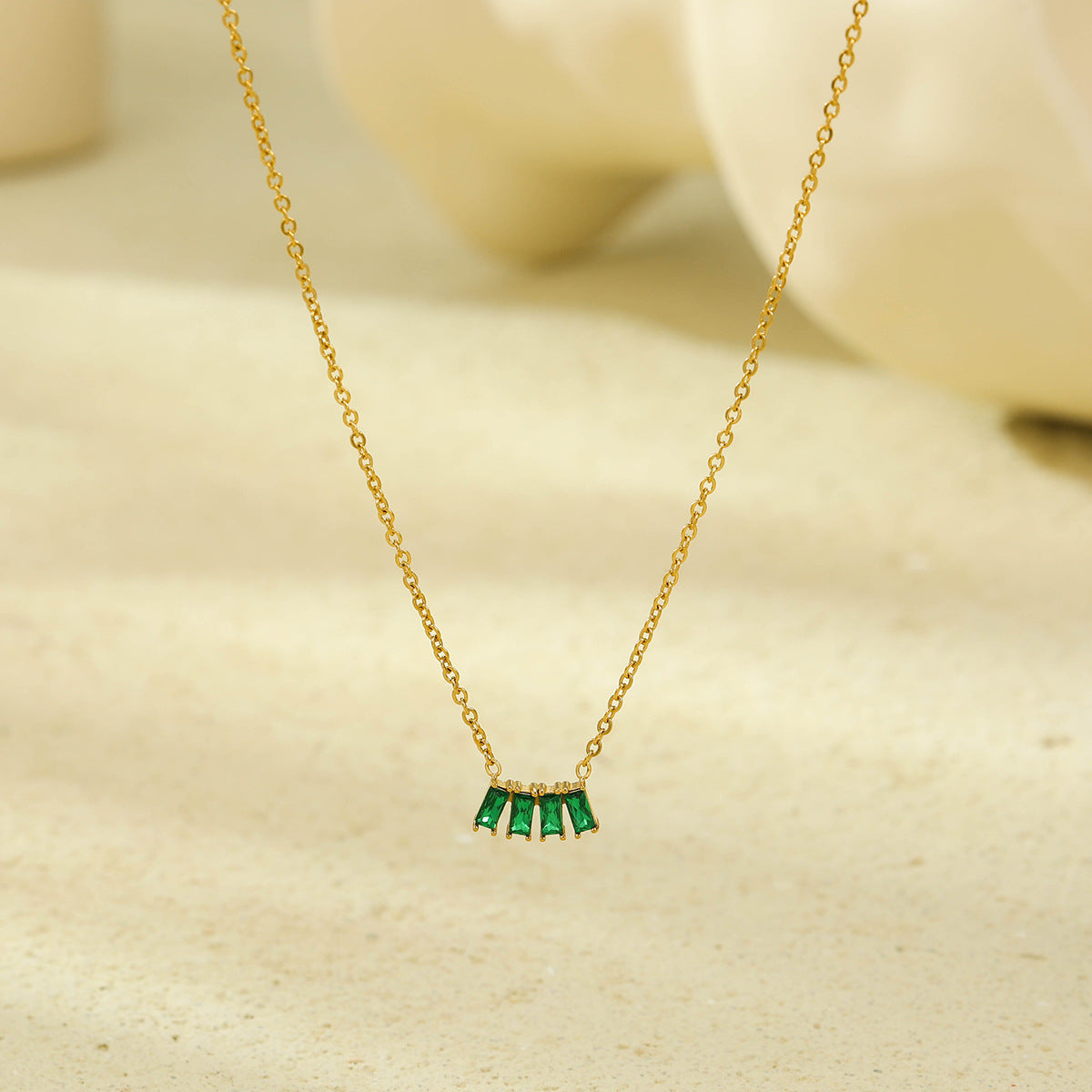 Collana con Ciondolo Geometrico Minimalista in Acciaio Inossidabile con Intarsio in Zirconi per Donna, Catena Clavicola Lusso Placcata