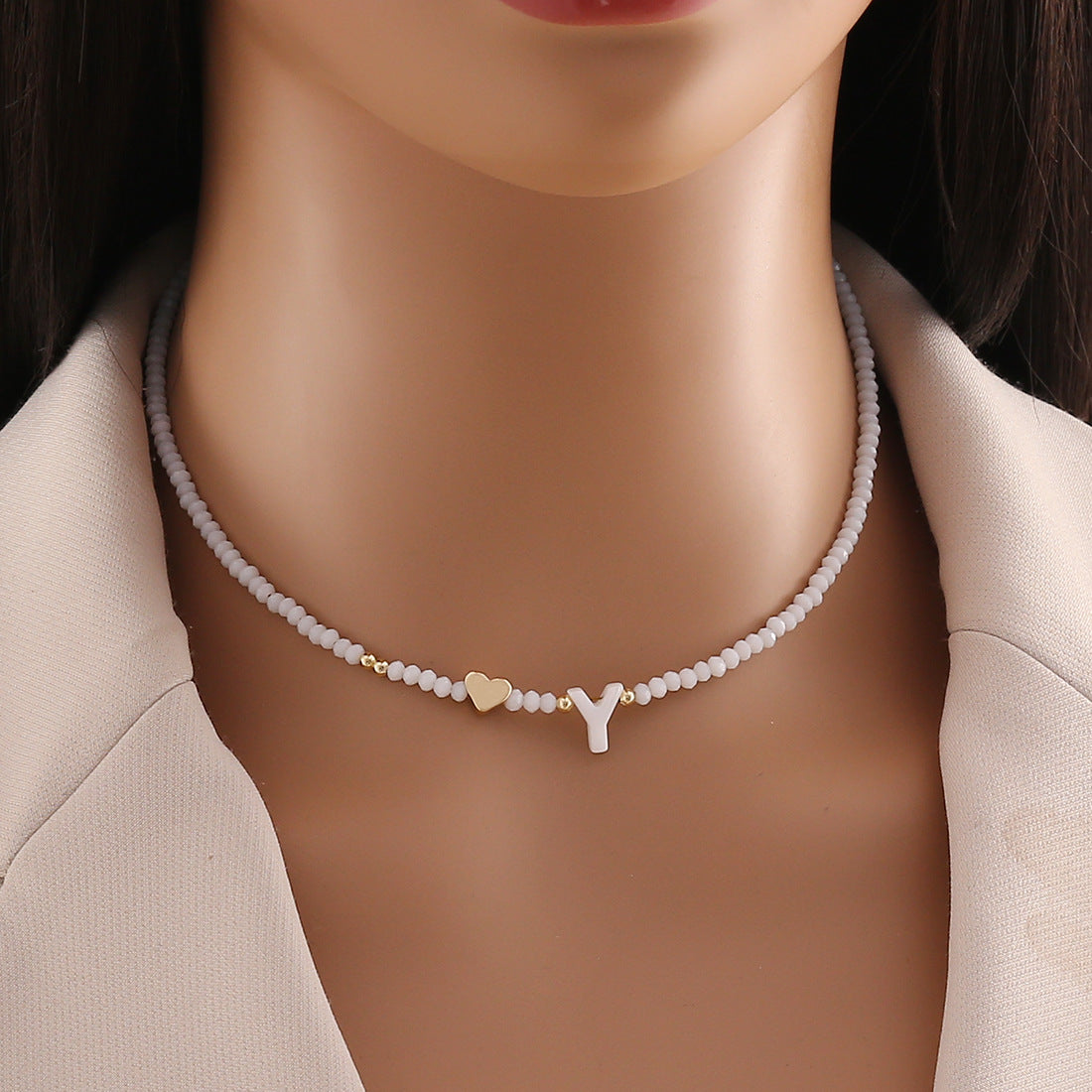 Collana con ciondolo a lettera dal design originale con ciondolo a conchiglia e perline di cristallo da donna