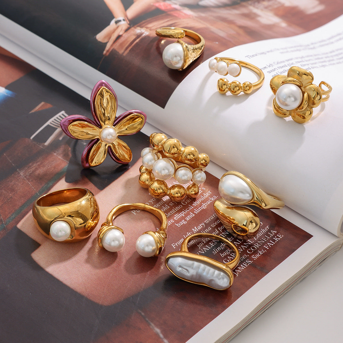 Anillo de Acero Inoxidable con Incrustaciones Geométricas de Perlas y Baño de Oro para Mujer