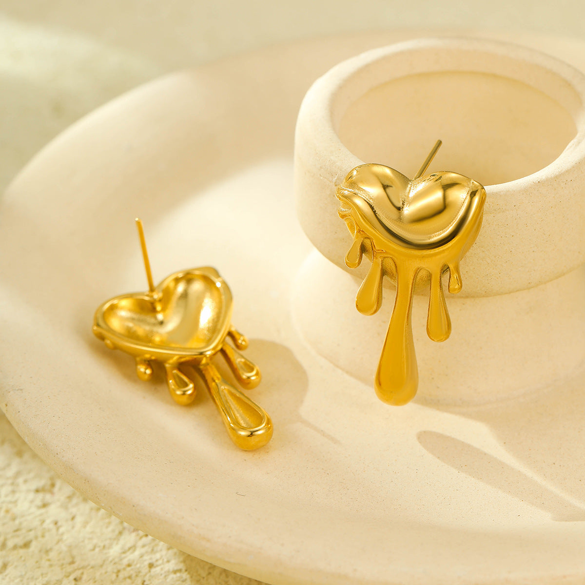 Pendientes vintage de acero inoxidable con forma de corazón bañados en oro de 18K para mujer