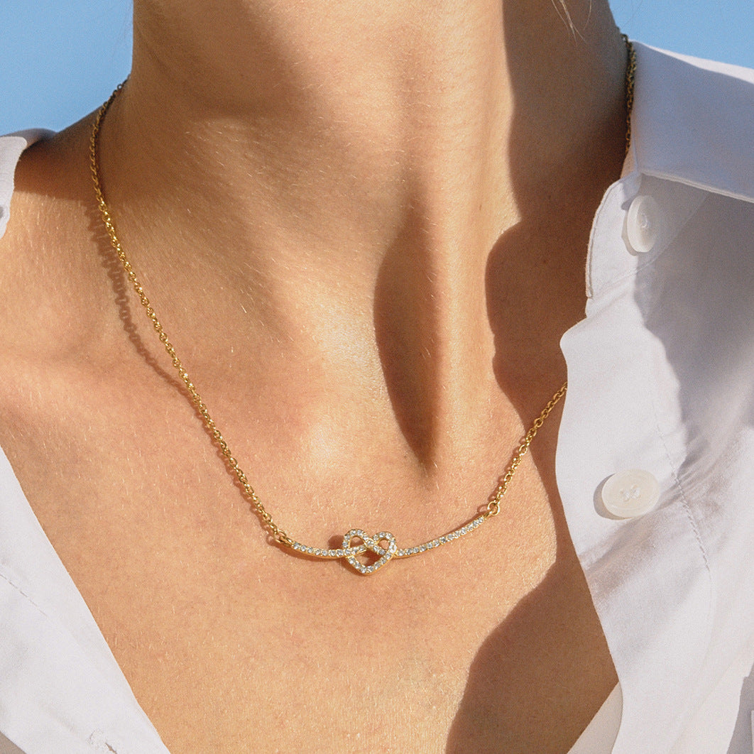 Collana Minimalista con Ciondolo a Cuore in Acciaio al Titanio e Strass, con Catena in Acciaio Inossidabile Placcato, da Donna