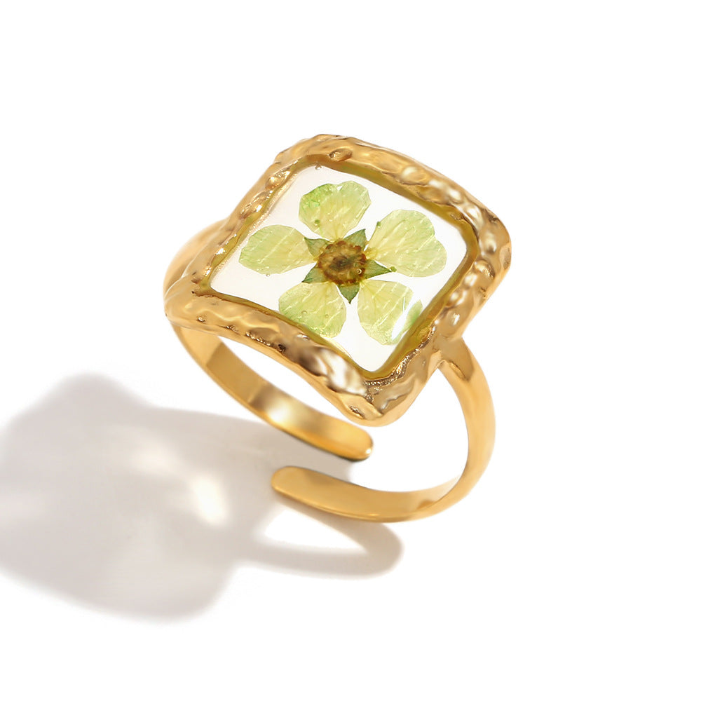 Anillo de acero inoxidable con textura martillada estilo vintage y baño de oro de 18 quilates, diseño floral de banda abierta ovalada para mujer