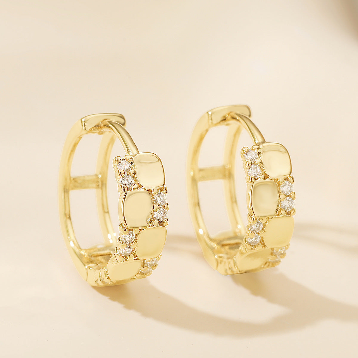 Orecchini a Cerchio Minimalisti Geometrici da Donna Placcati Oro con Zirconi e Micro-Incastonatura