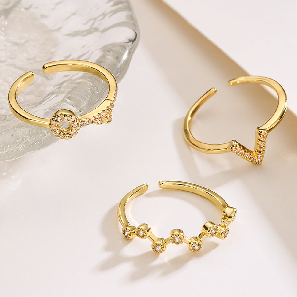 Anello aperto da donna minimalista e geometrico, in ottone placcato oro vero e intarsiato con zirconi cubici