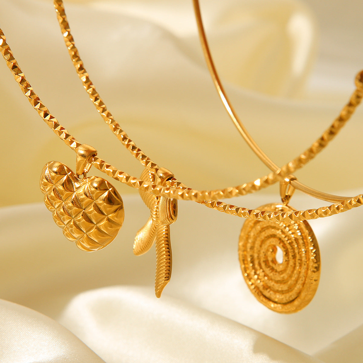 Collana girocollo da donna in acciaio al titanio a forma di cuore e fiocco in stile vintage con catena in acciaio inossidabile galvanizzato