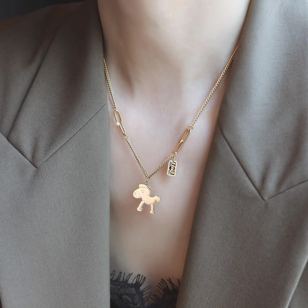 Original Design Animal Shape Titanium Steel Plated Clavicle Necklace for Women and Men with Lucky Horse Motif