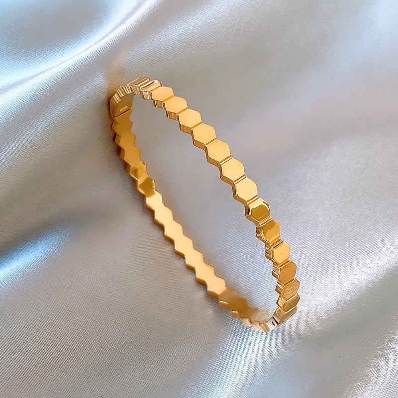 Minimalist Honeycomb Pattern Stainless Steel Bracelet for Women with Plated Finish, Lightweight Luxe Fashion Accessory